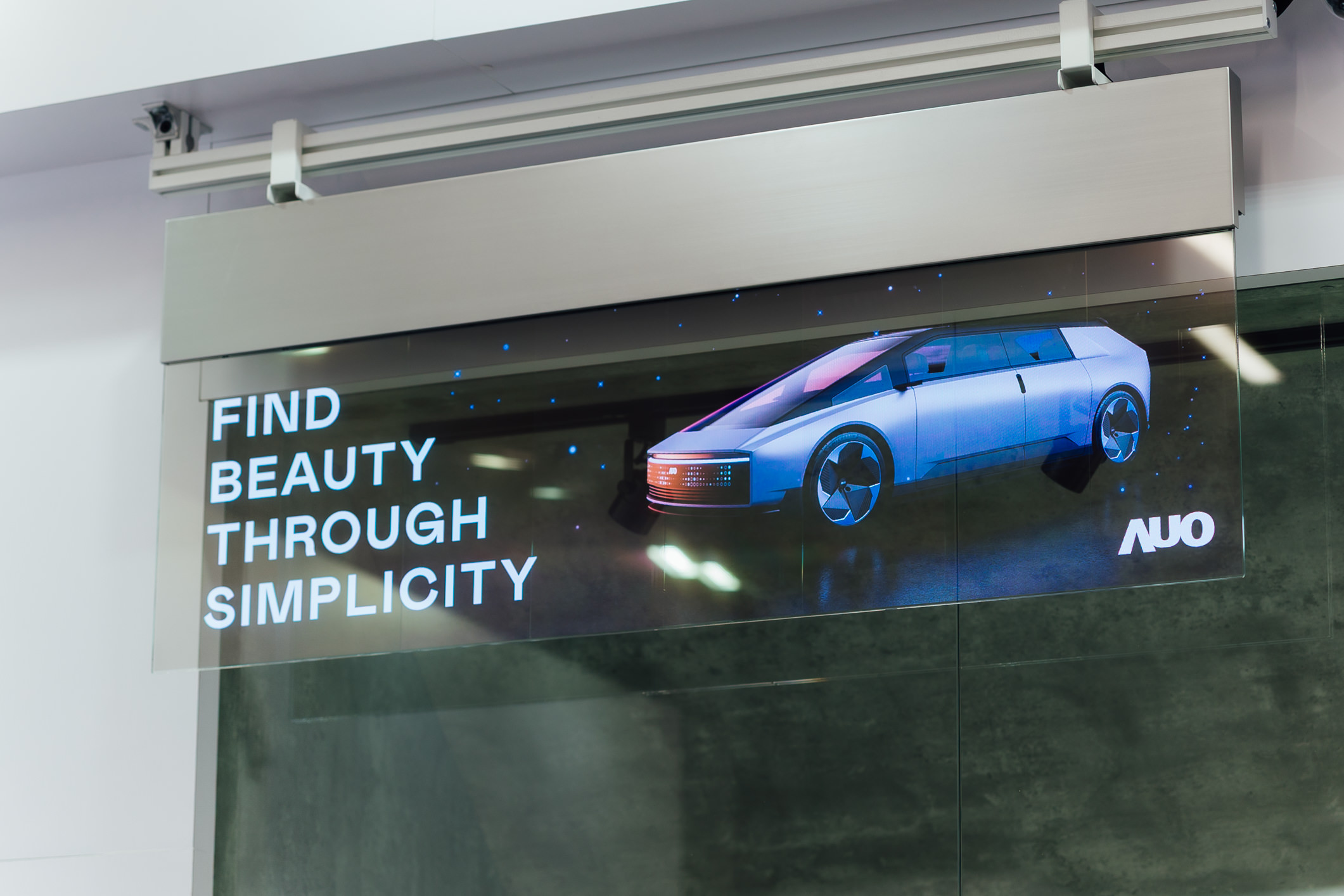 具備高亮度透明感的54吋透明Micro LED智慧看板，可無限拼接不同尺寸，營造出兼具科技感與美學的沉浸式氛圍，適用於旗艦店、展演空間等多元場域。